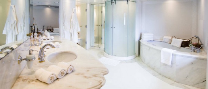 Badezimmer in fünf Schritten zum SPA umgestalten – Wohnen mit Klassikern